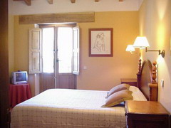  La habitación CLAVEL tiene cama de matrimonio, baño privado y salida al balcón. 