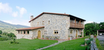 La Casa  de San Martín de Villafufre tiene por la salida del sol un jardín con terraza